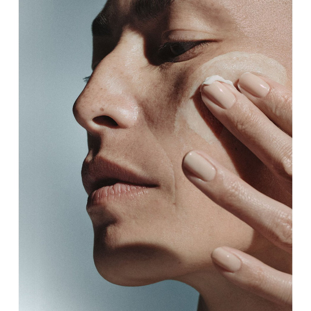 La Mer Rejuvenating Night Cream application