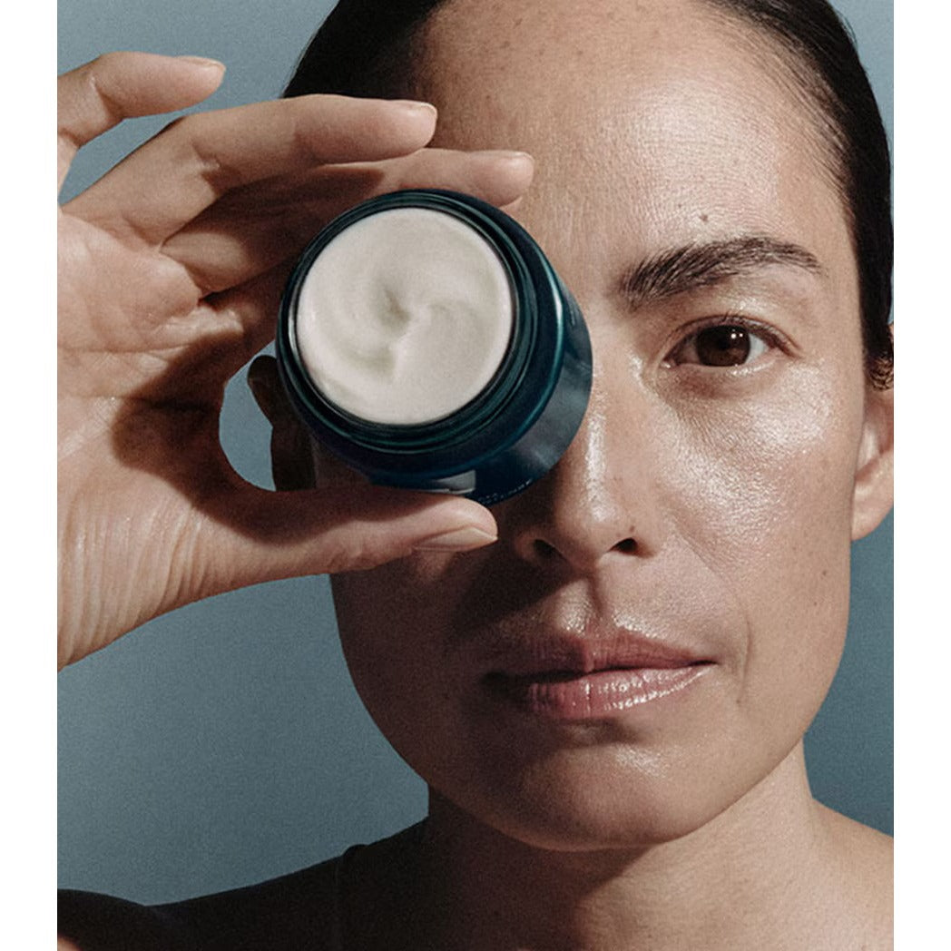 La Mer Rejuvenating Night Cream jar detail